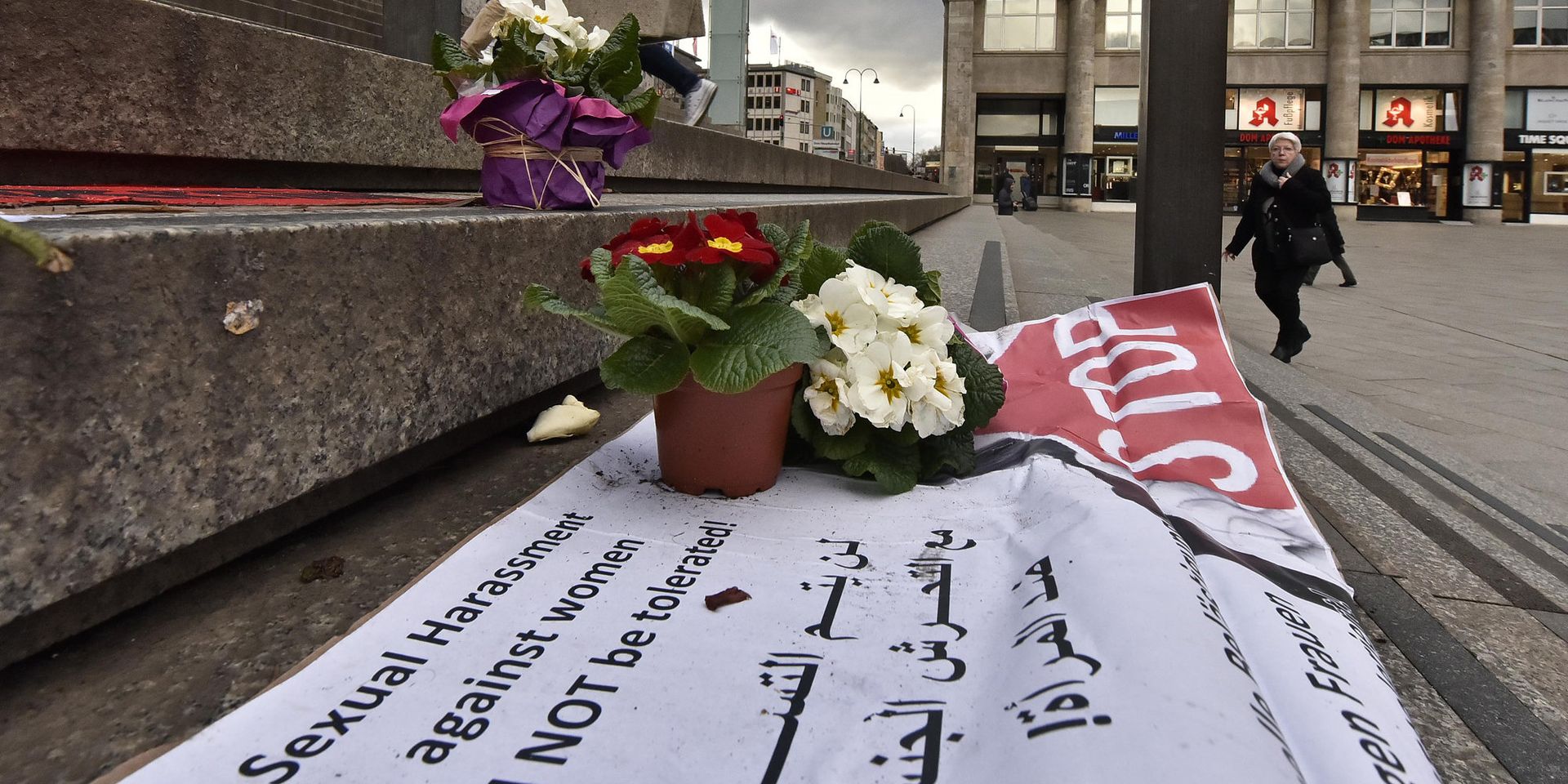 Плакат с надписью «Мы не потерпим сексуальной агрессии против женщин» на ступенях Кельнского собора  - ИноСМИ, 1920, 12.01.2025