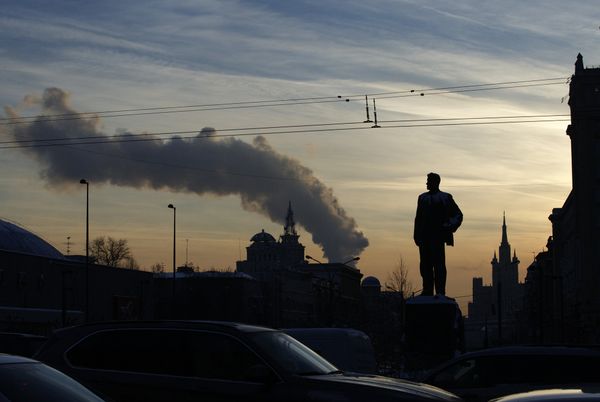 Памятник Владимиру Маяковскому в центре Москвы