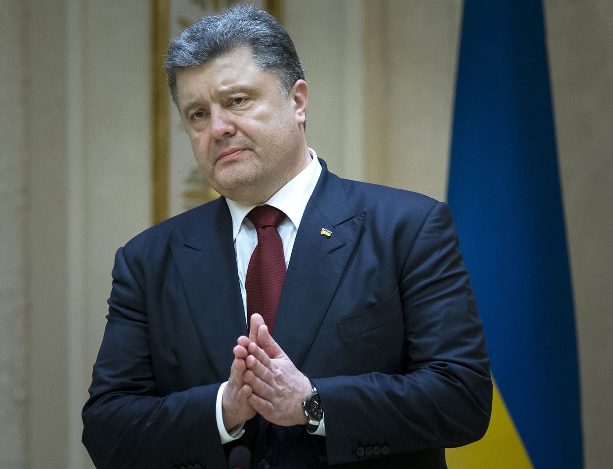 Президент Украины Петр Порошенко общается с журналистами после переговоров в Минске