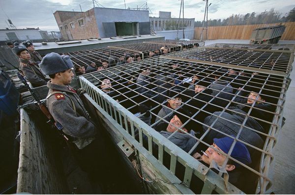 Утренний транспорт. Заключенные исправительного лагеря № 272/32 на станции Зима Транссибирской магистрали. Снимок 1989 года.