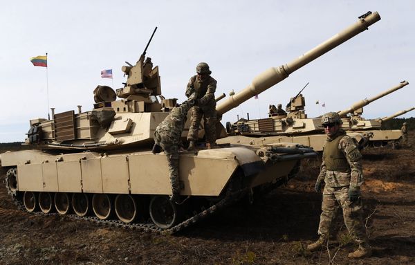 Американские военные на танке M1A2 Abrams во время учений в Пабраде, Литва 