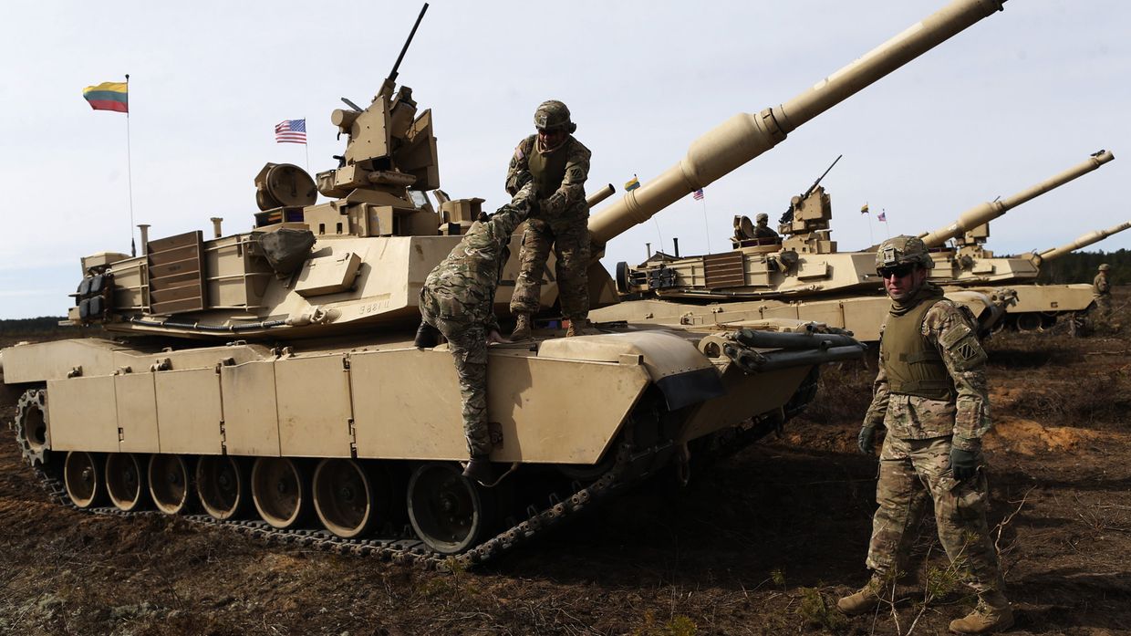 Американские военные на танке M1A2 Abrams во время учений в Пабраде, Литва