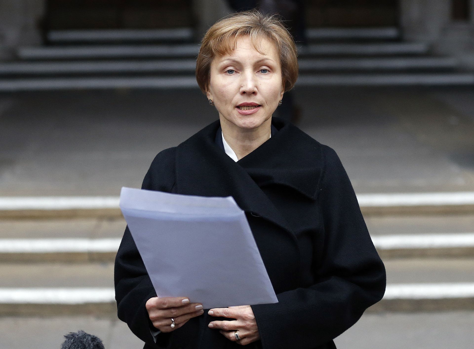 Марина Литвиненко читает заявление возле здания Королевского суда в Лондоне - ИноСМИ, 1920, 21.09.2021