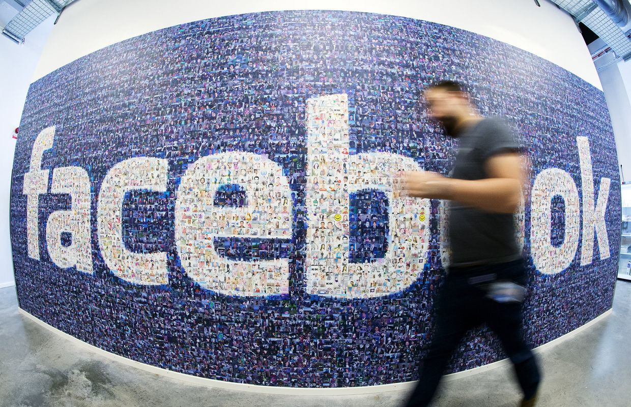 Логотип социальной сети Facebook, собранный из аватарок пользователей Логотип социальной сети Facebook, собранный из аватарок пользователей