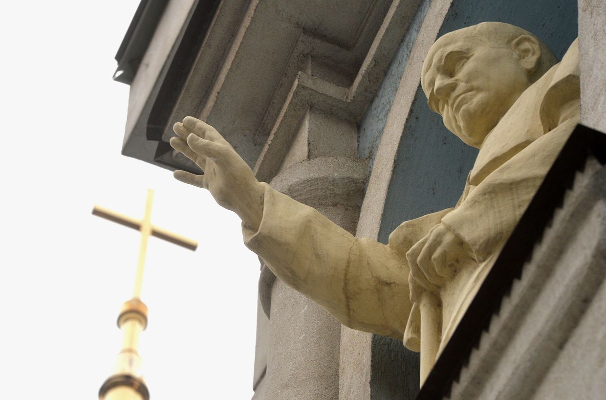 Статуя Папы Римского Иоанна Павла II на храме Воздвижения Святого Креста в Казани