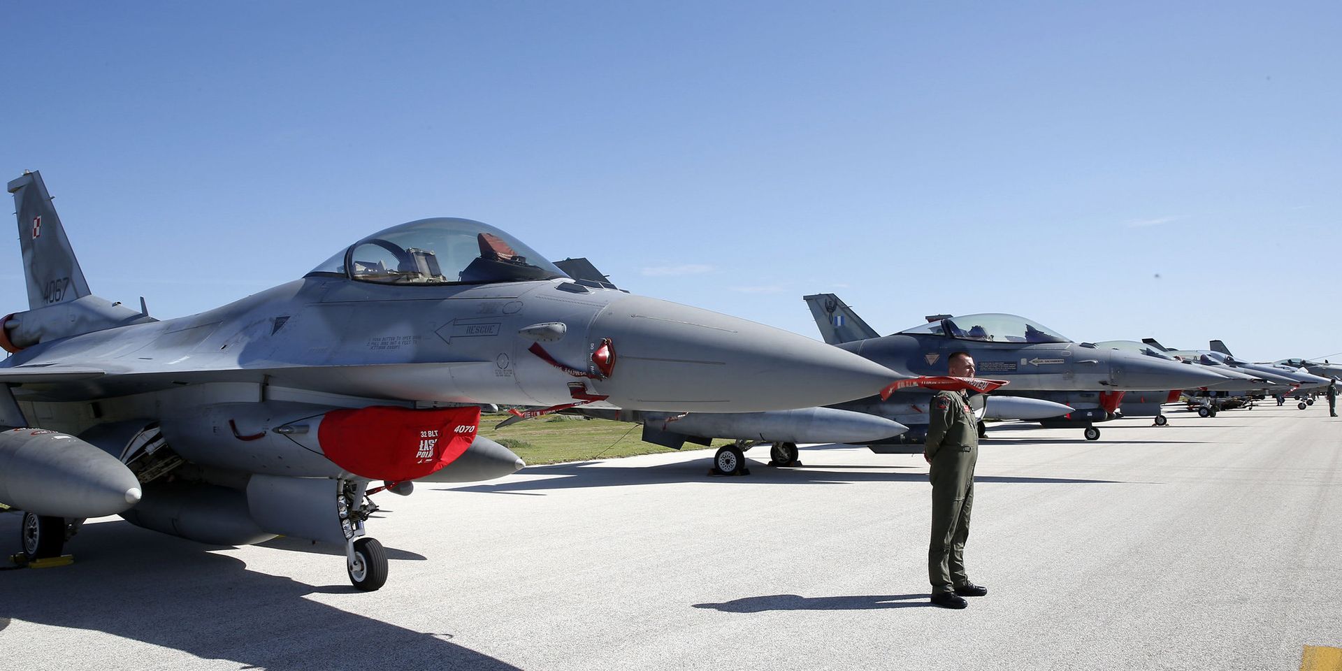 Истребители F-16 на церемонии открытия учений НАТО под названием Trident Juncture-2015 - ИноСМИ, 1920, 26.04.2023
