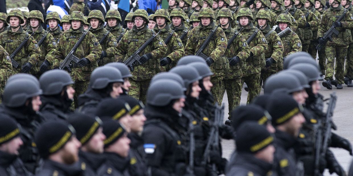 Эстонские солдаты принимают участие в параде в Нарве, посвященном годовщине независимости Эстонии Эстонские солдаты принимают участие в параде в Нарве, посвященном годовщине независимости Эстонии