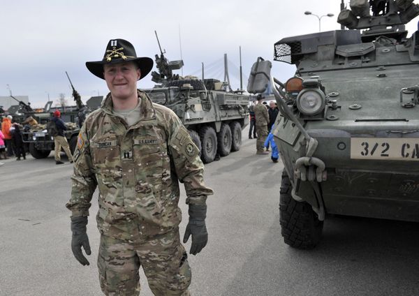 Капитан американской армии возле боевой бронированной машины «Страйкер» 
