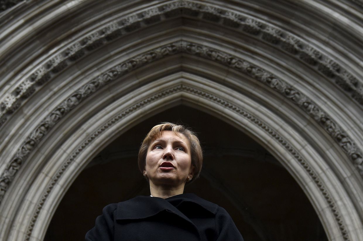 Жена Александра Литвиненко Марина зачитывает приговор представителям СМИ возле здания суда в Лондоне 21 января 2016