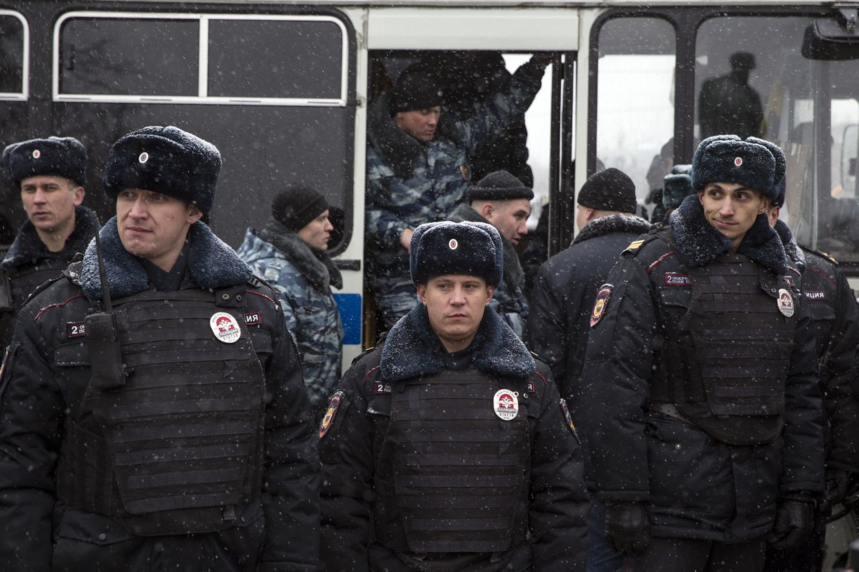 Отряд полиции дежурит во время акции протеста в Москве