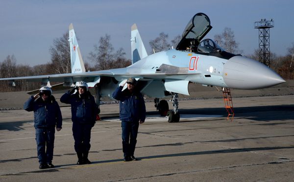 Военные летчики на фоне истребителя Су-35С в истребительном авиационном полку на аэродроме Центральная Угловая в Приморском крае Военные летчики на фоне истребителя Су-35С в истребительном авиационном полку на аэродроме Центральная Угловая в Приморском крае