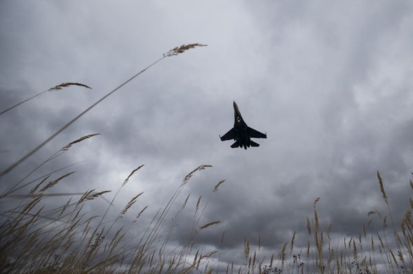 Многоцелевой всепогодный истребитель-перехватчик Су-27 разработки ОКБ Сухого