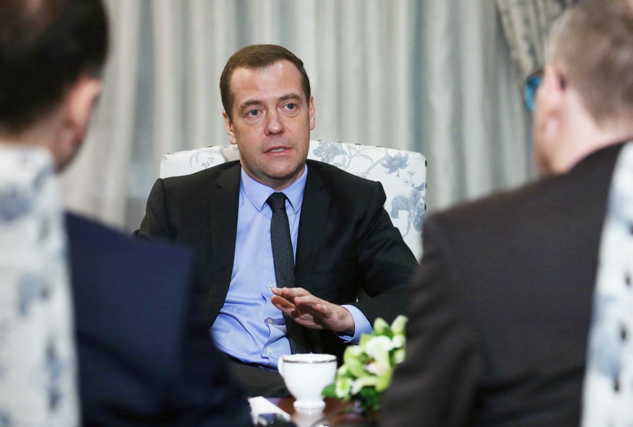 Председатель правительства РФ Дмитрий Медведев во время интервью немецкой газете Хандельсблатт