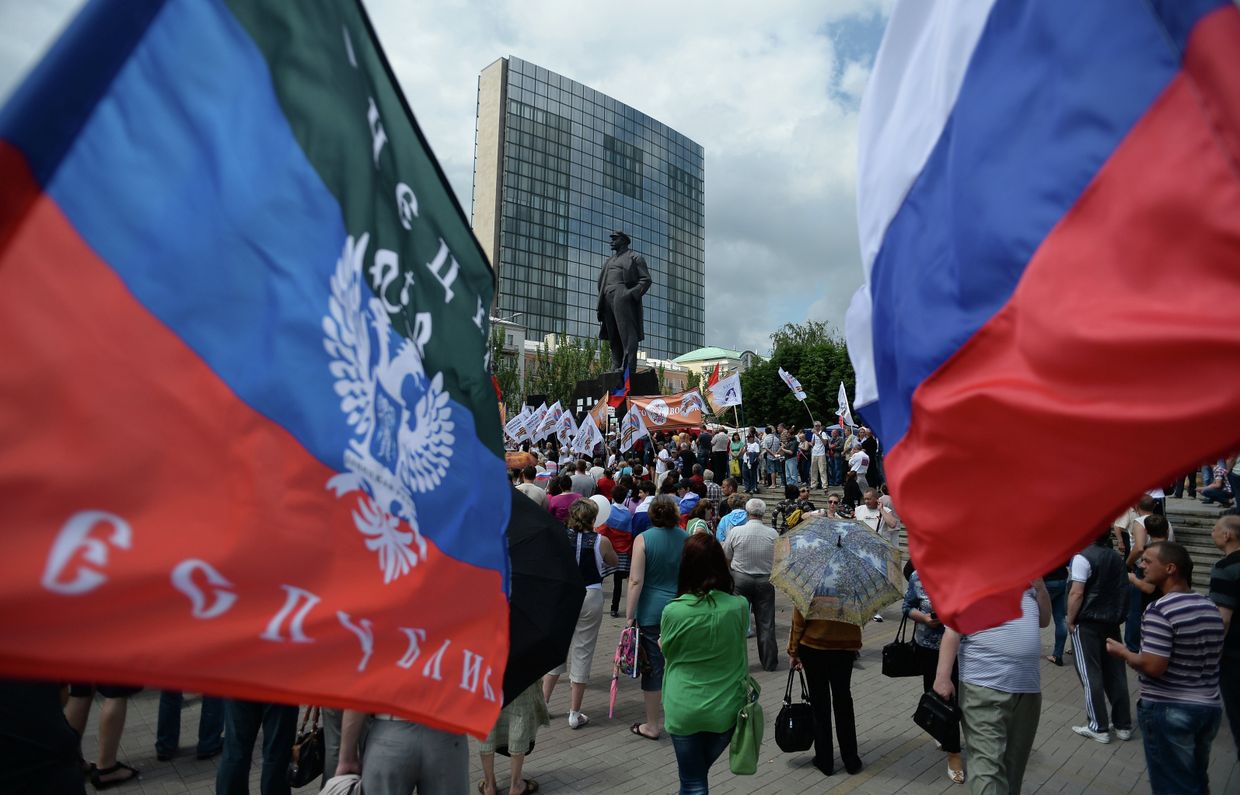Участники митинга в поддержку Донецкой Народной Республики