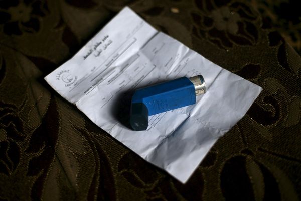 Ингалятор сына Шахрура и рецепт врача в их доме, Ирбин, Сирия