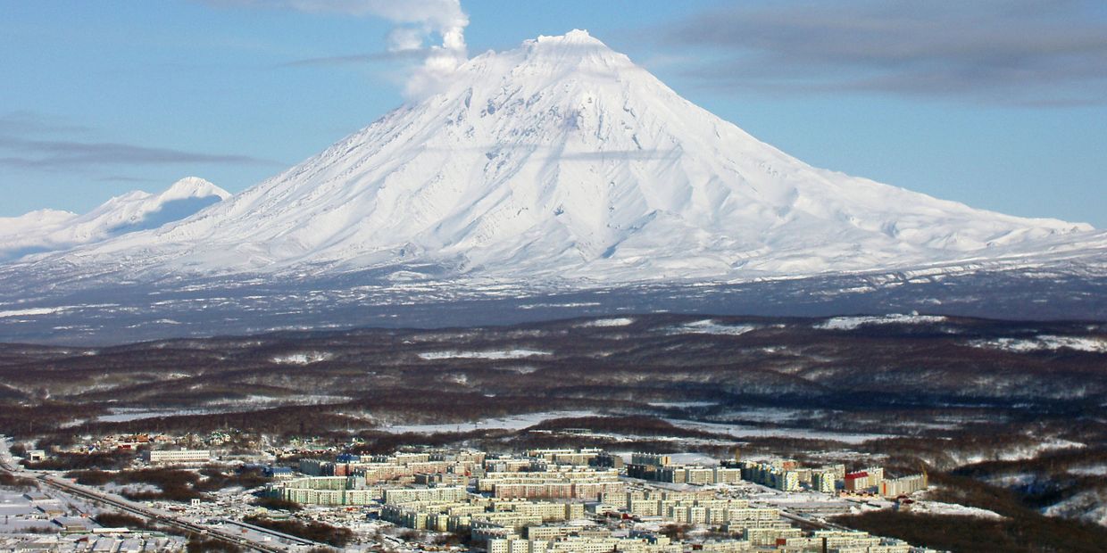 Вулкан Корякский и Петропавловск-Камчатский