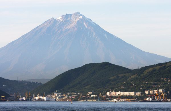 Вид на Петропавловск-Камчатский. На дальнем плане - вулкан Корякский