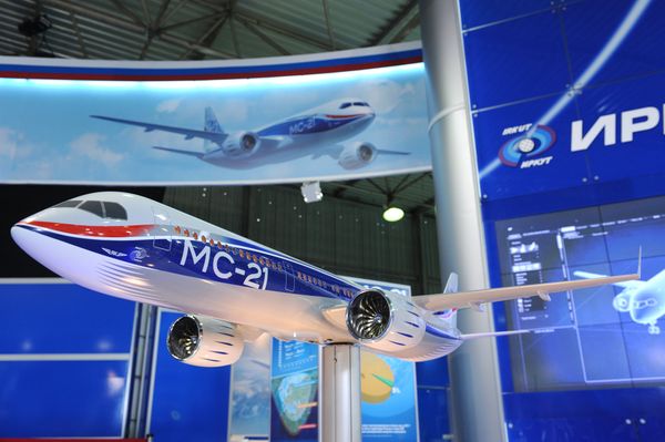 Макет ближне-среднемагистрального самолета МС-21, представленный на Международном авиационно-космическом салоне МАКС-2009 в Жуковском Макет ближне-среднемагистрального самолета МС-21, представленный на Международном авиационно-космическом салоне МАКС-2009 в Жуковском