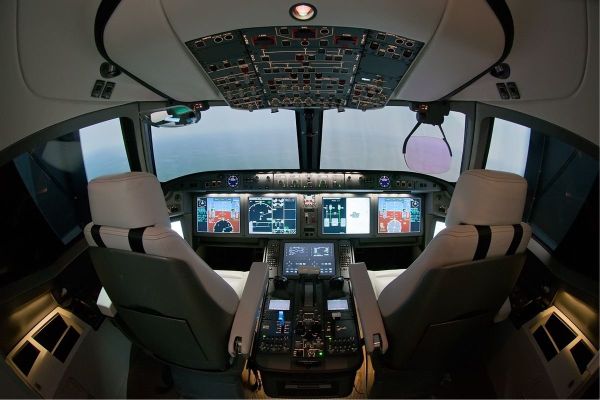 Полноразмерный макет кабины МС-21 на авиасалоне МАКС-2011