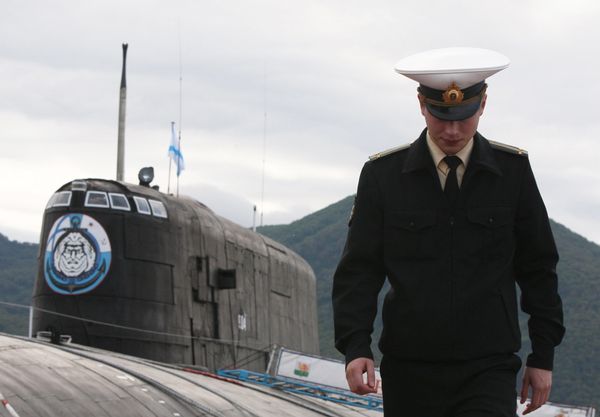 Офицер у атомной подводной лодки проекта 949А Антей в Вилючинске