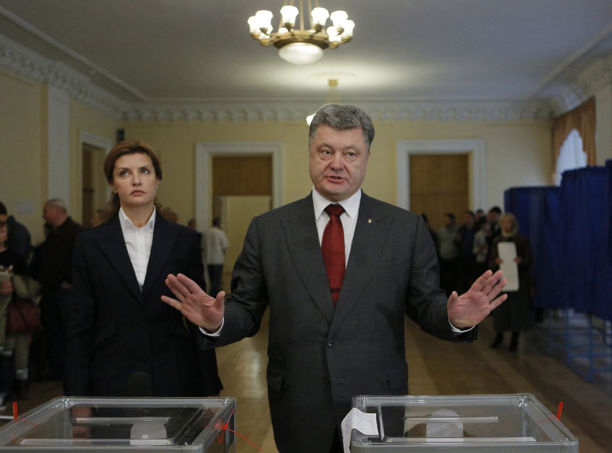 Президент Украины Петр Порошенко общается с прессой во время проведения местных выборов в Украине