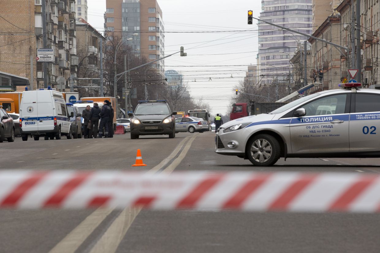 Полиция у метро Октябрьское поле в Москве