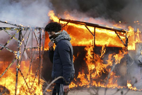 Беспорядки в лагере мигрантов возле Кале, Франция