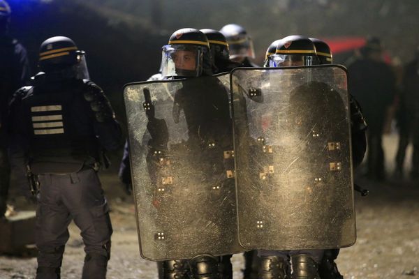 Сотрудники полиции в лагере мигрантов Джунгли возле Кале, Франция