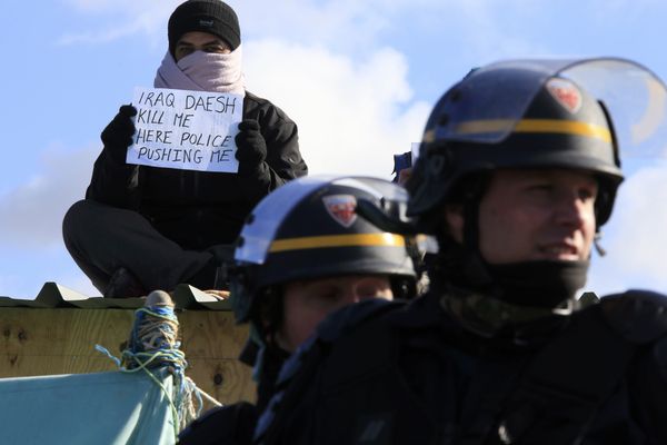 Сотрудники полиции во время беспорядков в лагере мигрантов Джунгли возле Кале, Франция