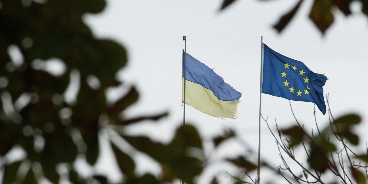 Флаги Украины и Европейского союза на одной из улиц Киева