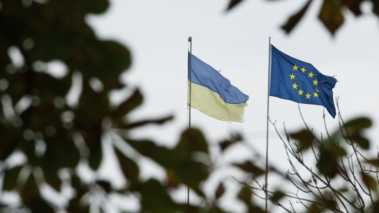 Флаги Украины и Европейского союза на одной из улиц Киева