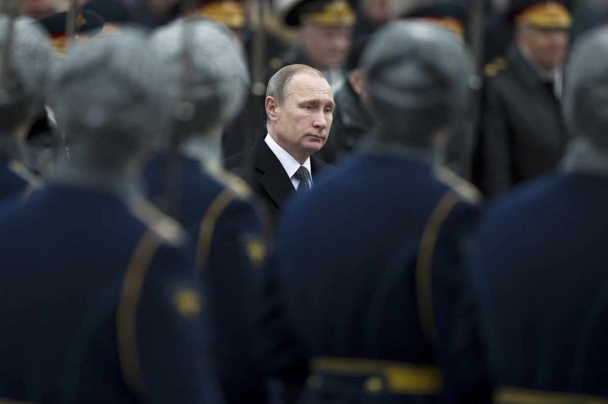 Президент России Владимир Путин на церемонии возложения венка к Могиле Неизвестного Солдата у Кремлёвской стены в День защитника Отечества