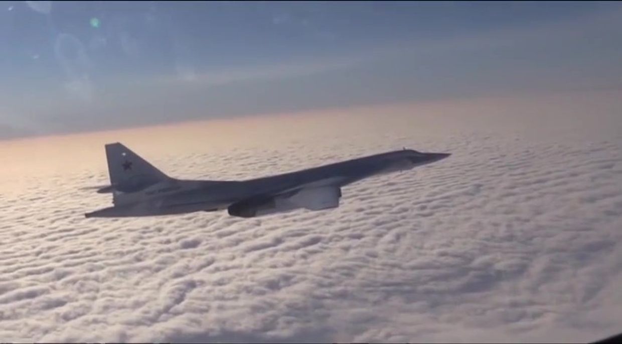 Бомбардировщик-ракетоносец Ту-160 Военно-космических сил России во время боевого вылета для нанесения авиаудара по объектам ИГ в Сирии