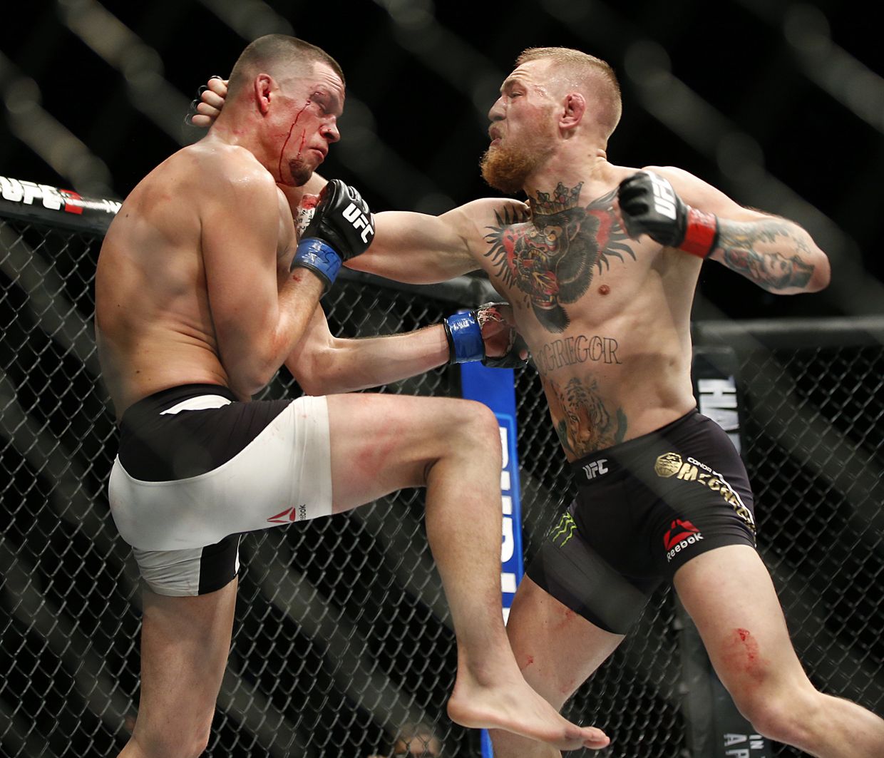 Конор МакГрегор (справа) и Нейт Диас во время турнира UFC 196