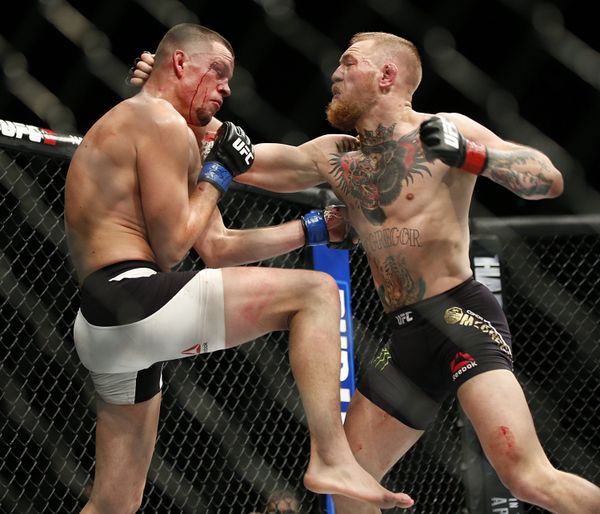 Конор МакГрегор (справа) и Нейт Диас во время турнира UFC 196 Конор МакГрегор (справа) и Нейт Диас во время турнира UFC 196