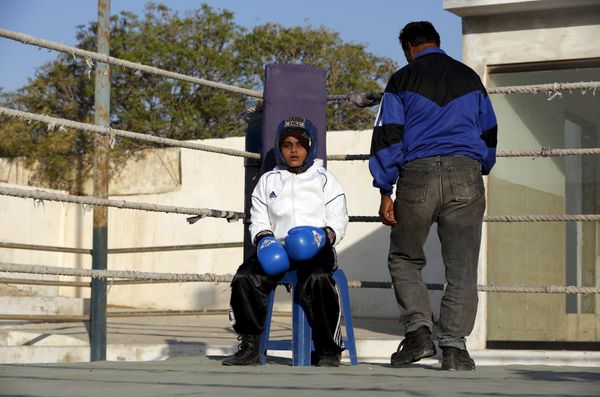 Девочки занимаются боксом в Карачи