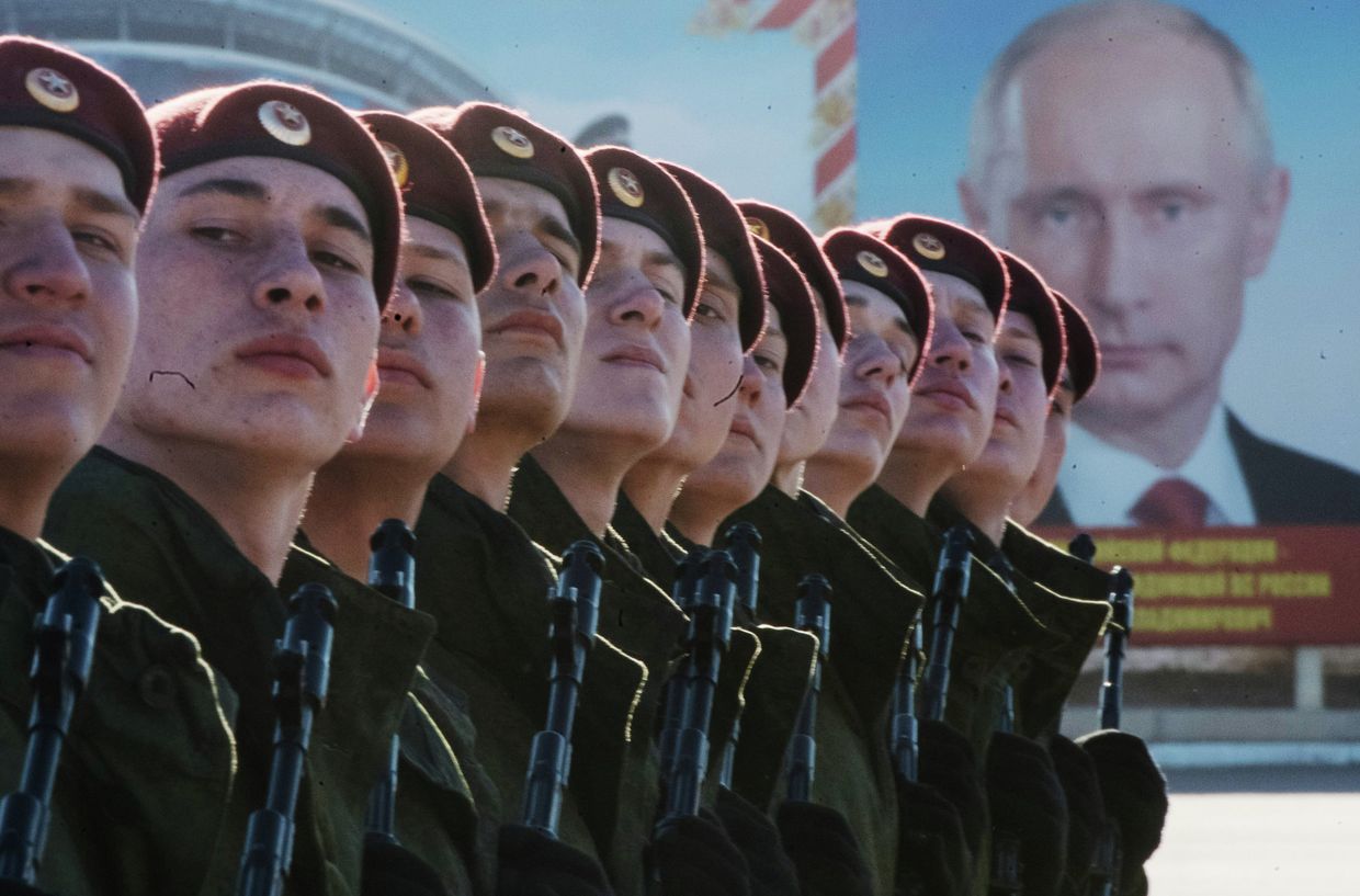 Военнослужащие Отдельной дивизии оперативного назначения им. Дзержинского внутренних войск МВД России во время тренировки к Параду Победы Военнослужащие Отдельной дивизии оперативного назначения им. Дзержинского внутренних войск МВД России во время тренировки к Параду Победы