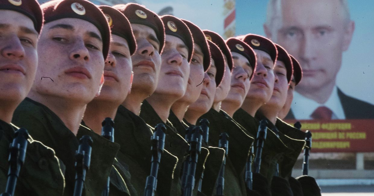 Военнослужащие Отдельной дивизии оперативного назначения им. Дзержинского внутренних войск МВД России во время тренировки к Параду Победы