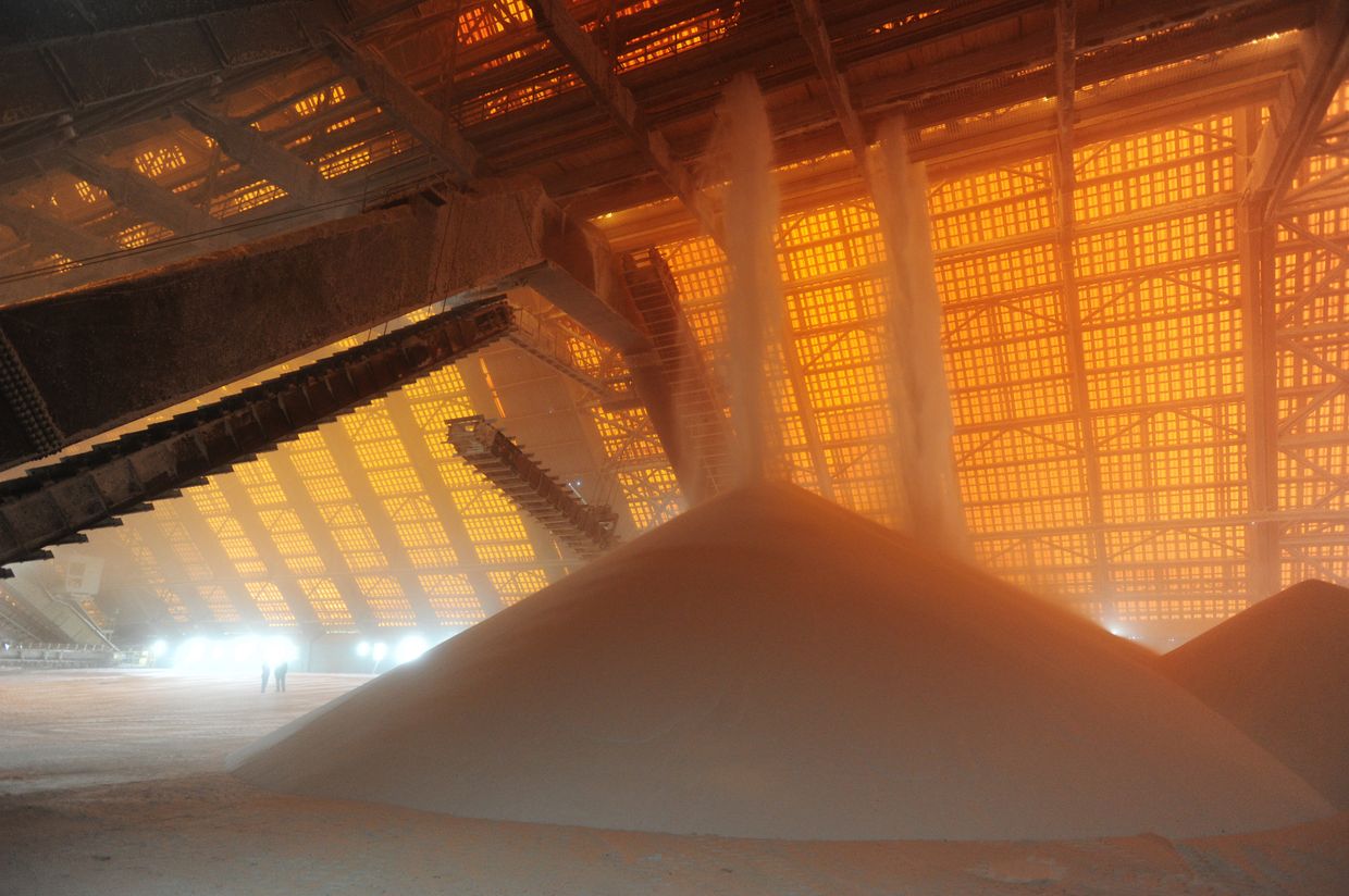 Белый хлористый калий на складе готовой продукции рудоуправления Березники-4 на ОАО Уралкалий.