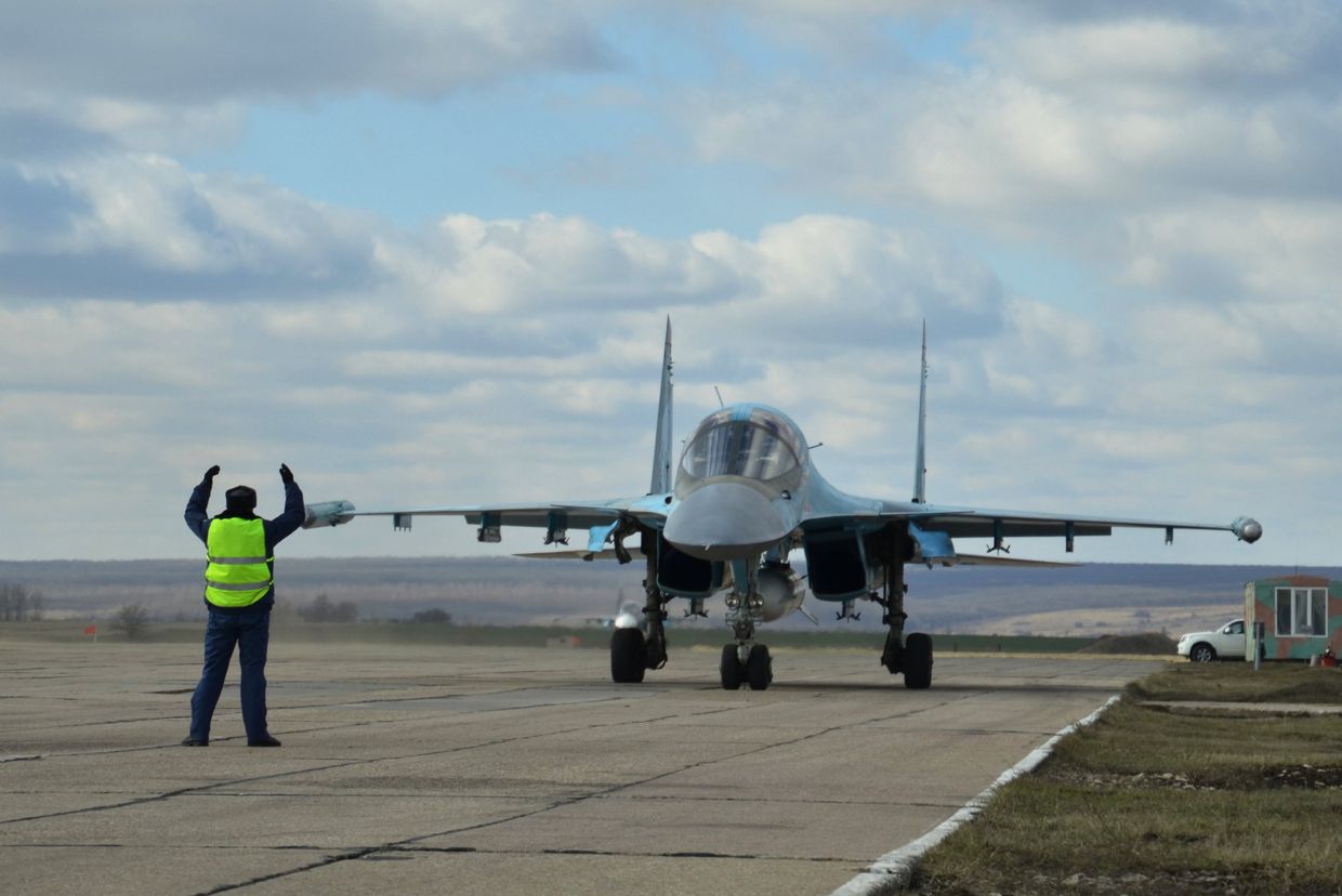 Первая группа бомбардировщиков Су-34 из Сирии приземлилась под Воронежем