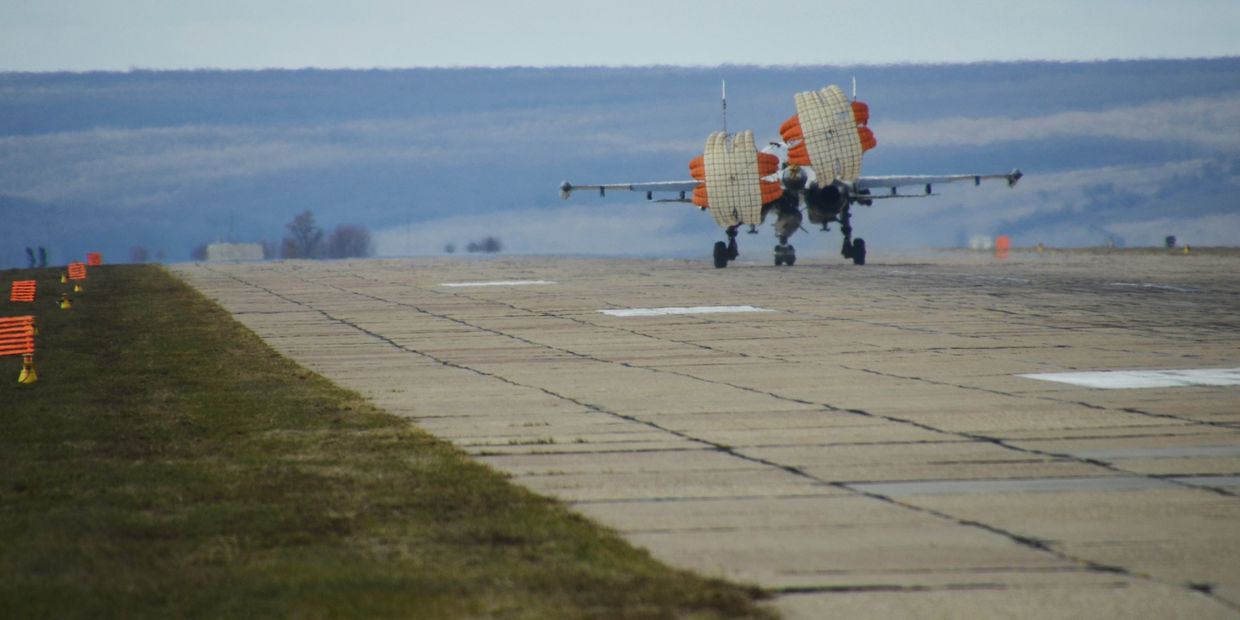 Первая группа бомбардировщиков Су-34 из Сирии приземлилась под Воронежем Первая группа бомбардировщиков Су-34 из Сирии приземлилась под Воронежем