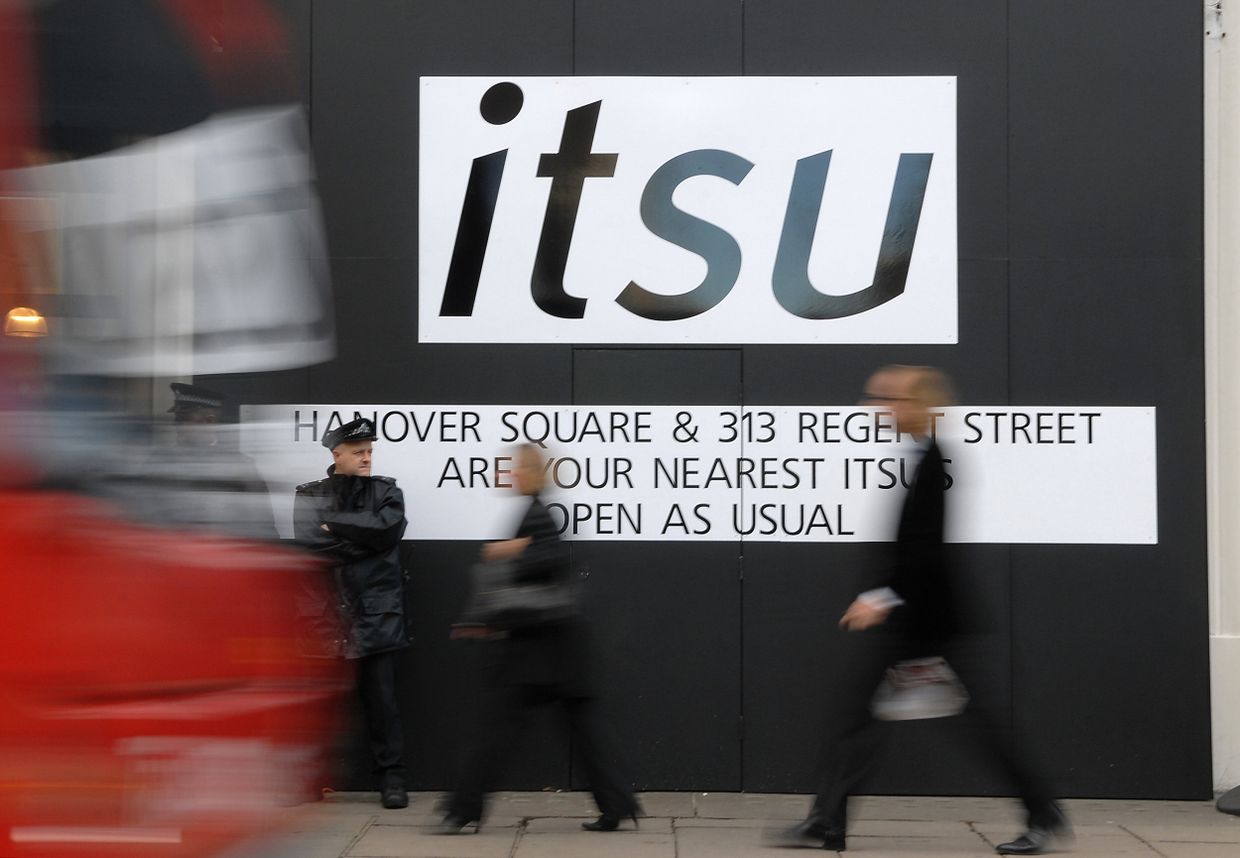 Полицейские охраняют ресторан «itsu» в котором был отравлен бывший сотрудник ФСБ Александр Литвиненко
