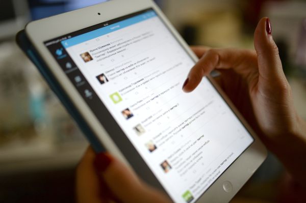 Страница сайта Twitter на экране планшетного компьютера