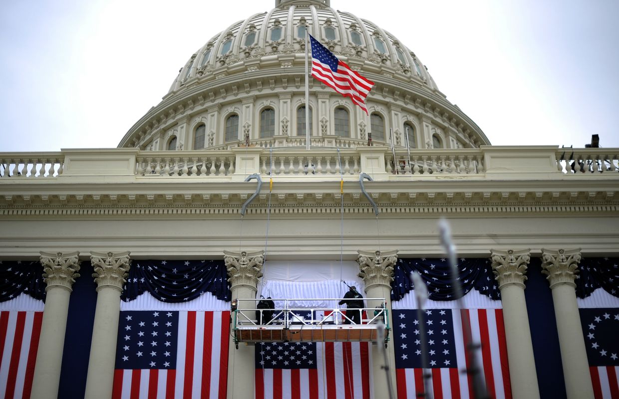 Флаги США на здании Капитолия в Вашингтоне