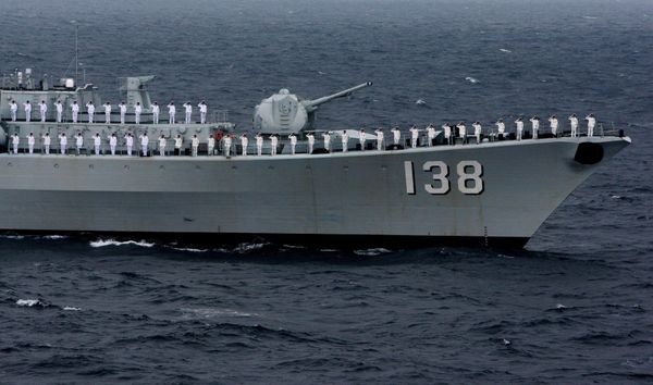 Эсминец «Тайчжоу» ВМС НОАК КНР во время военно-морского парада в заливе Петра Великого