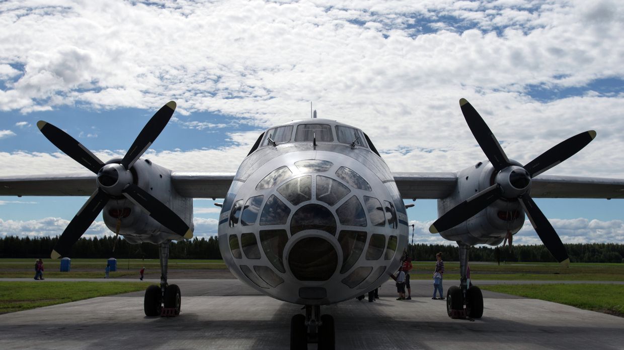 Самолет воздушного наблюдения и аэрофотосъёмки Ан-30 на торжественных мероприятиях, приуроченных к празднованию дня воздушного флота РФ на военном аэродроме Левашово