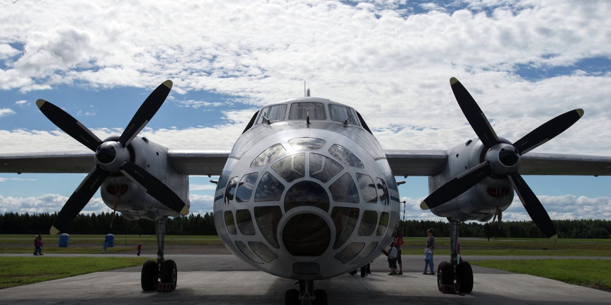 Самолет воздушного наблюдения и аэрофотосъёмки Ан-30 на торжественных мероприятиях, приуроченных к празднованию дня воздушного флота РФ на военном аэродроме Левашово Самолет воздушного наблюдения и аэрофотосъёмки Ан-30 на торжественных мероприятиях, приуроченных к празднованию дня воздушного флота РФ на военном аэродроме Левашово
