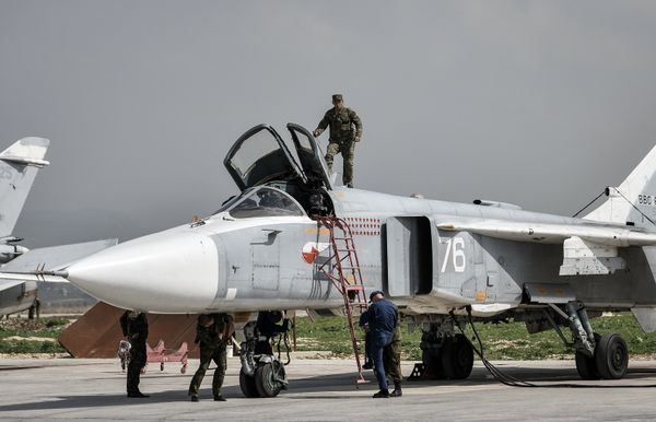 Российский фронтовой бомбардировщик Су-24 готовится к вылету с авиабазы «Хмеймим» в сирийской провинции Латакия