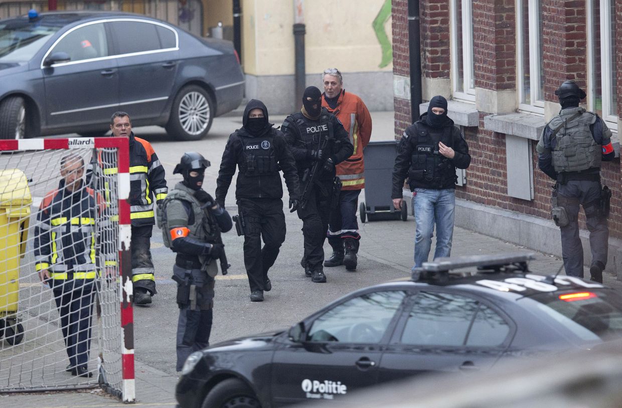 Полиция Бельгии во время спецоперации в брюссельском Моленбеке, 18 марта 2016