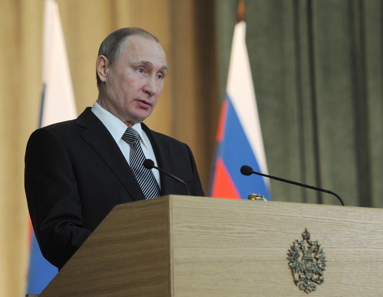 Президент России Владимир Путин выступает на расширенном заседании коллегии Генеральной прокуратуры РФ в Москве. 23 марта 2016